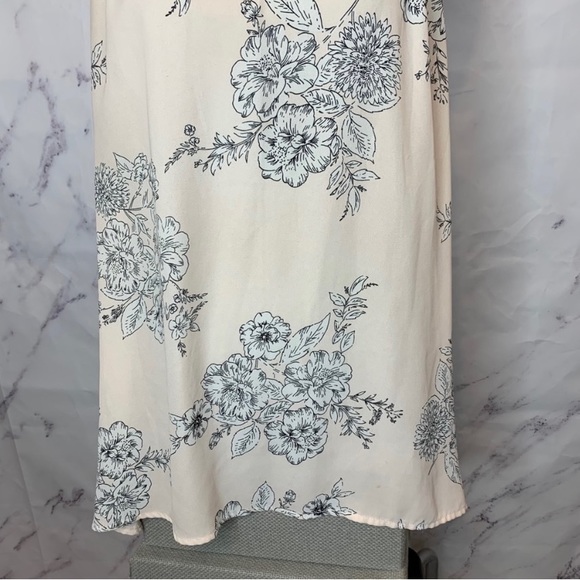 Torrid | Floral Print Pastel Pink Blouse - Picture 4 of 11